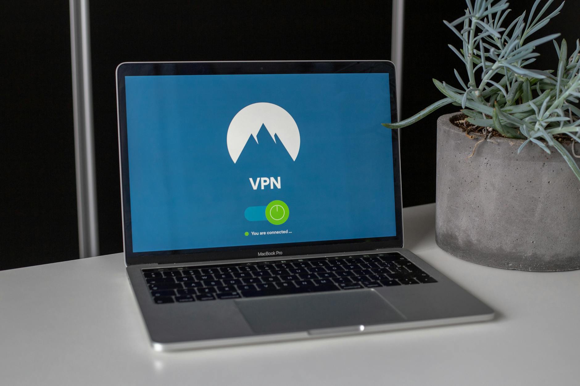 Laptop z ekranem VPN na biurku, symbol ochrony prywatności online