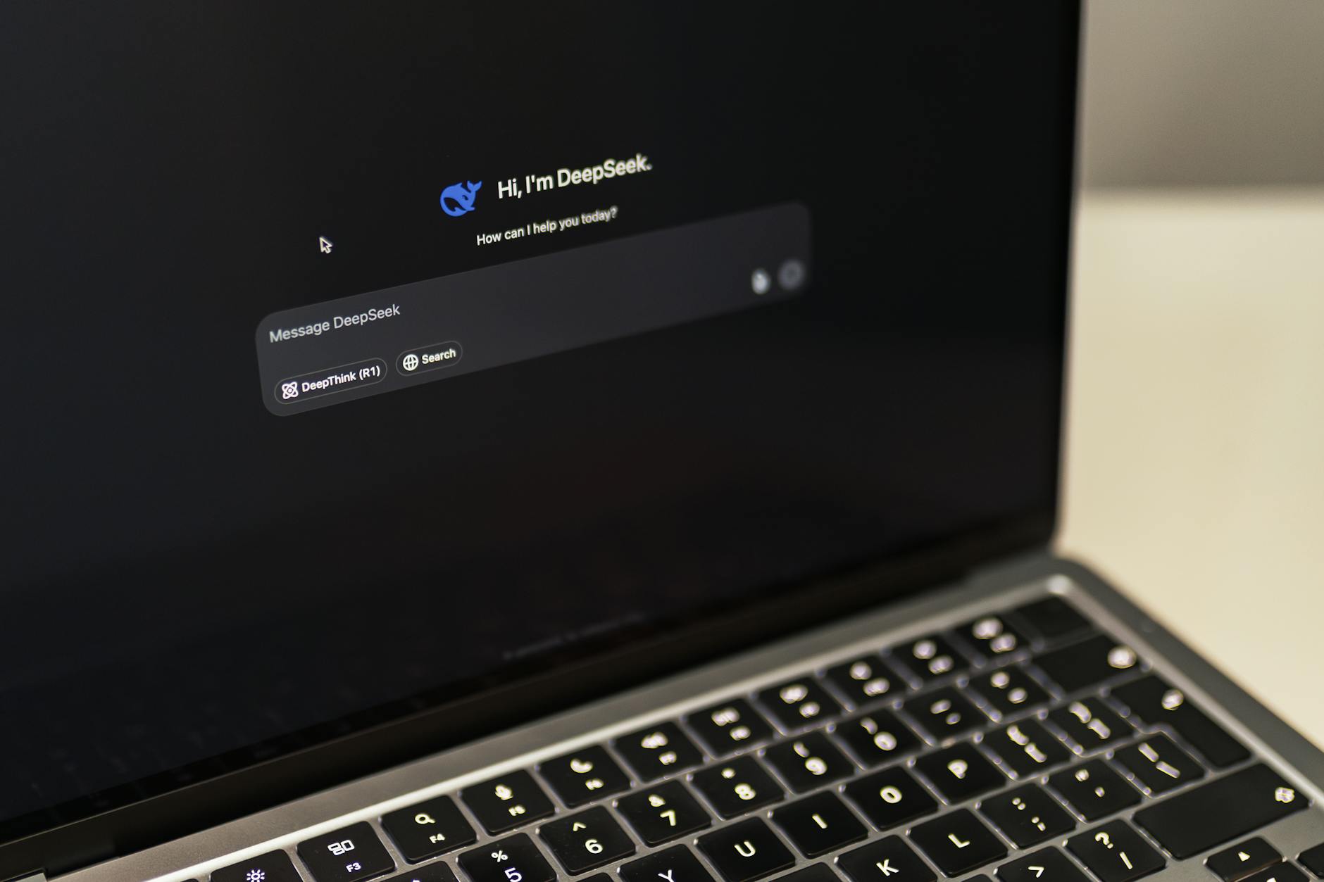 MacBook z otwartym interfejsem DeepSeek AI na biurku