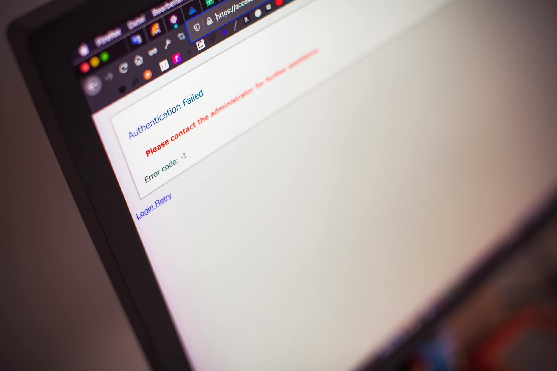 Zbliżenie ekranu z komunikatem błędu uwierzytelniania