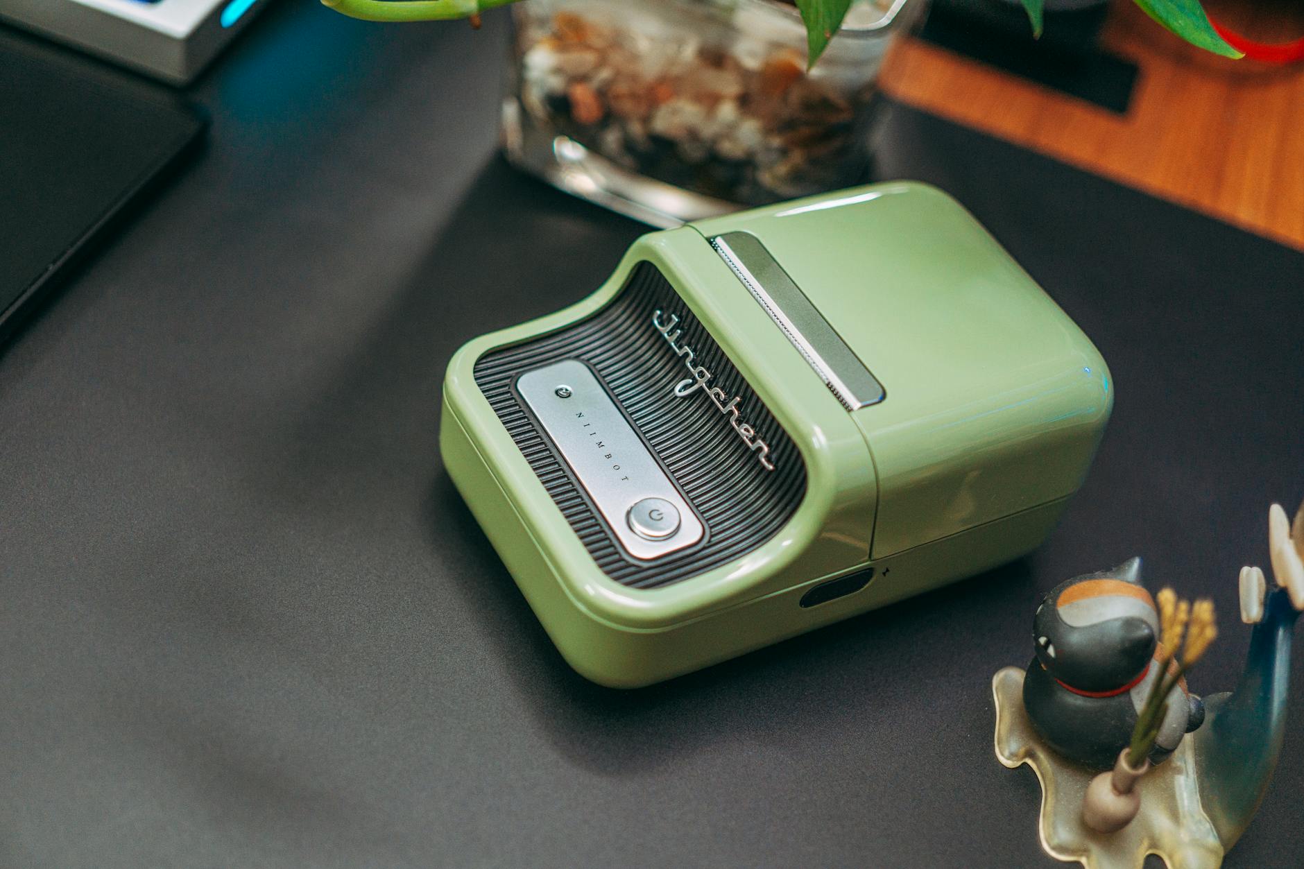 Zielona bezprzewodowa drukarka etykiet na nowoczesnym biurku