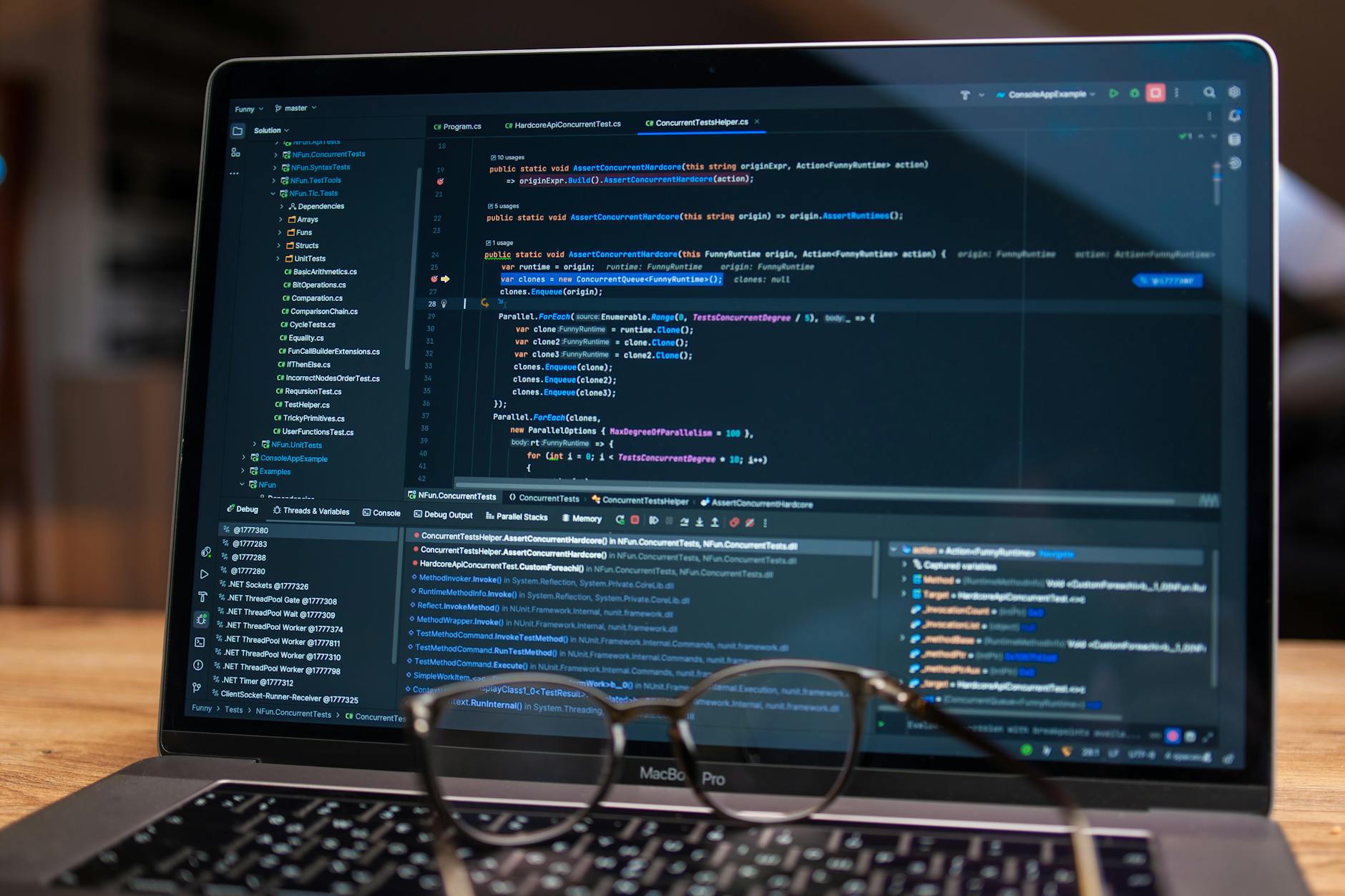 Ekran laptopa z kodem w debuggerze, praca nad aplikacją w chmurze