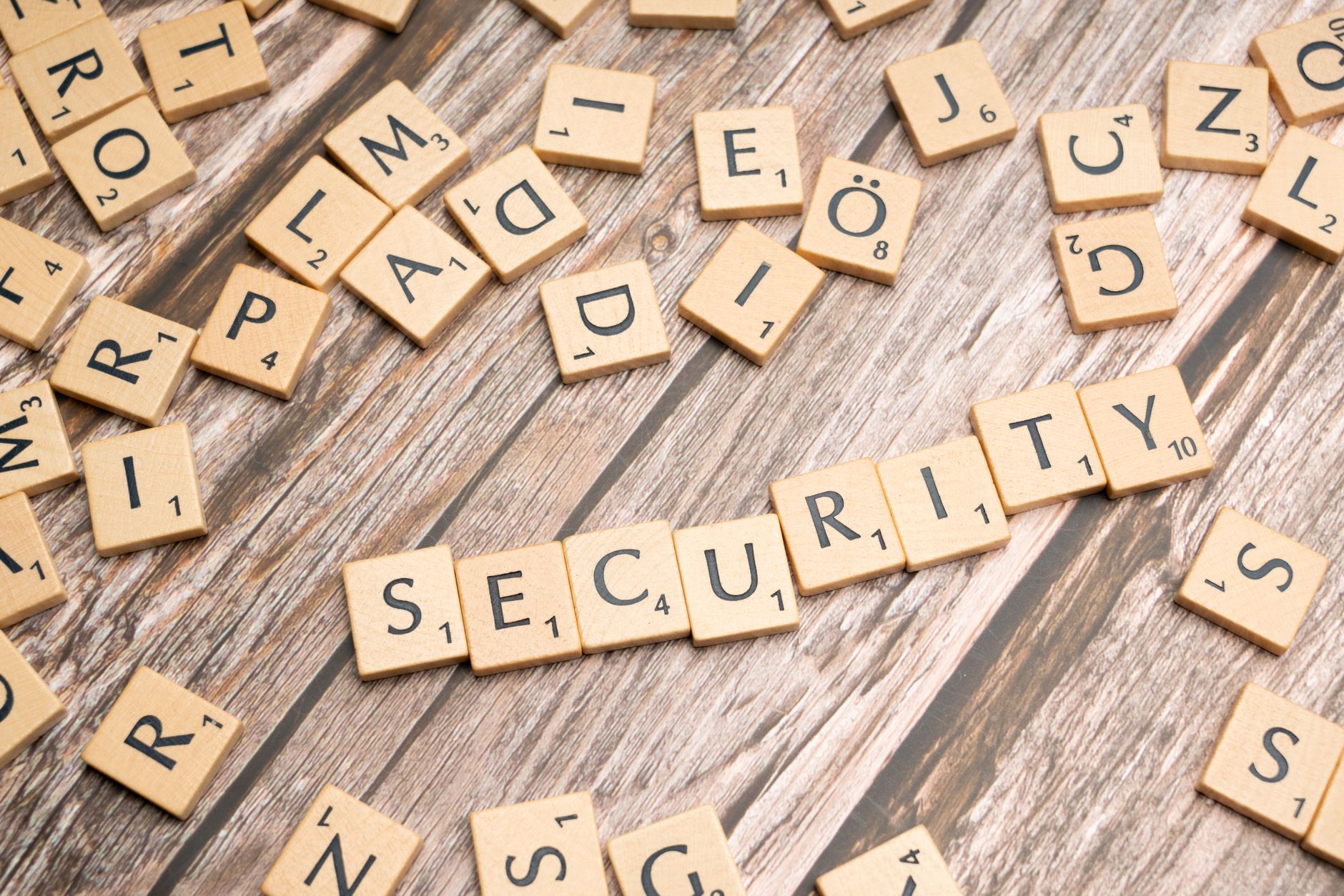Drewniane klocki układające się w słowo security na stole