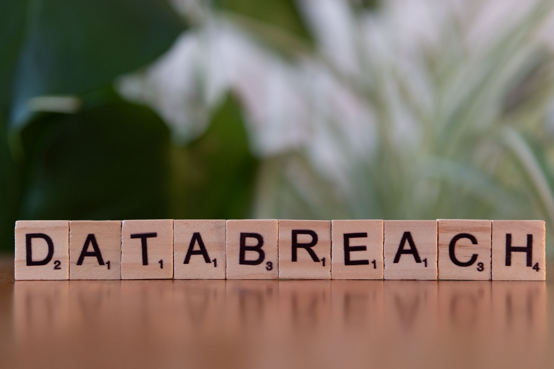 Incident Response bez paniki: checklisty i narzędzia Klocki Scrabble układające się w napis data breach na rozmytym tle