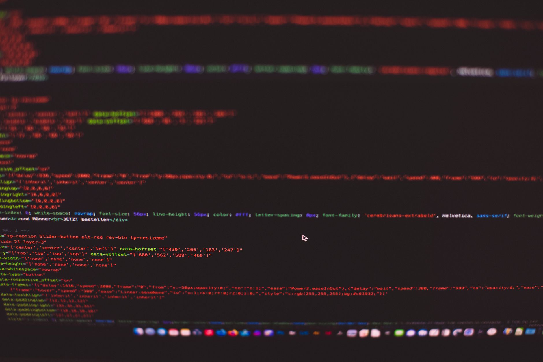 Kolorowy kod CSS i HTML na ciemnym ekranie komputera