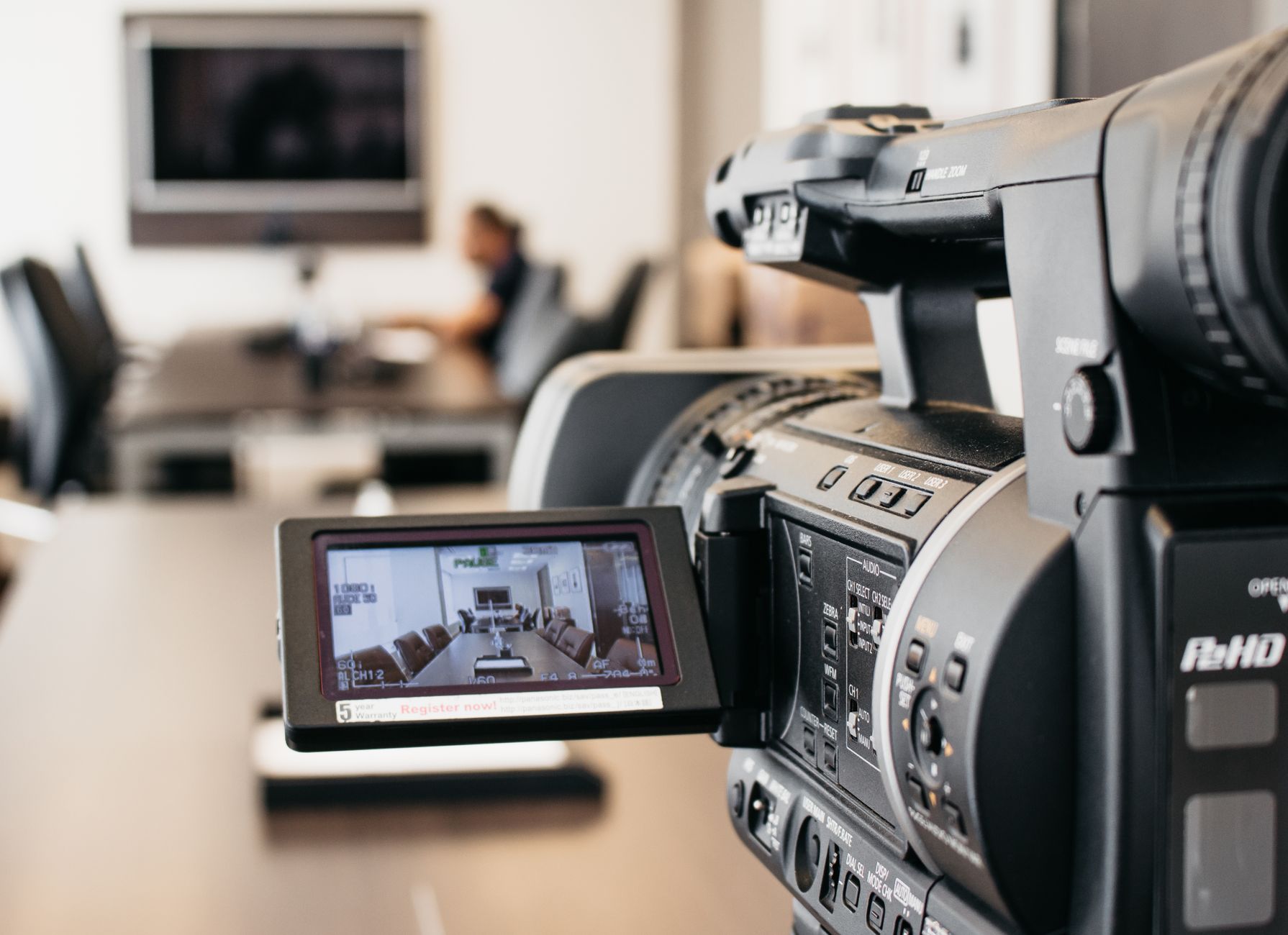 Profesjonalna kamera do wideokonferencji 4K w nowoczesnym biurze