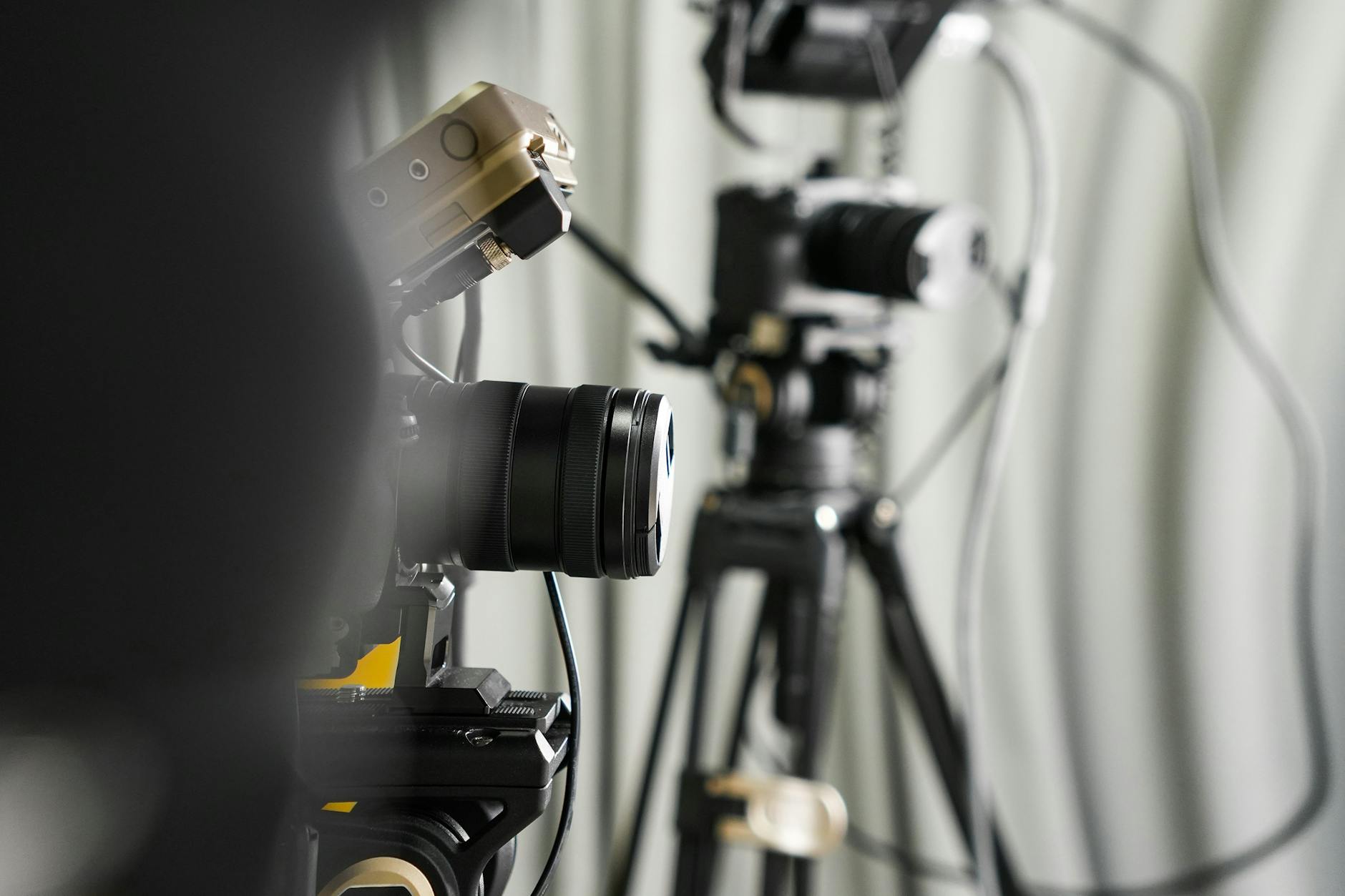 Profesjonalne kamery wideo 4K na statywach w studiu nagraniowym