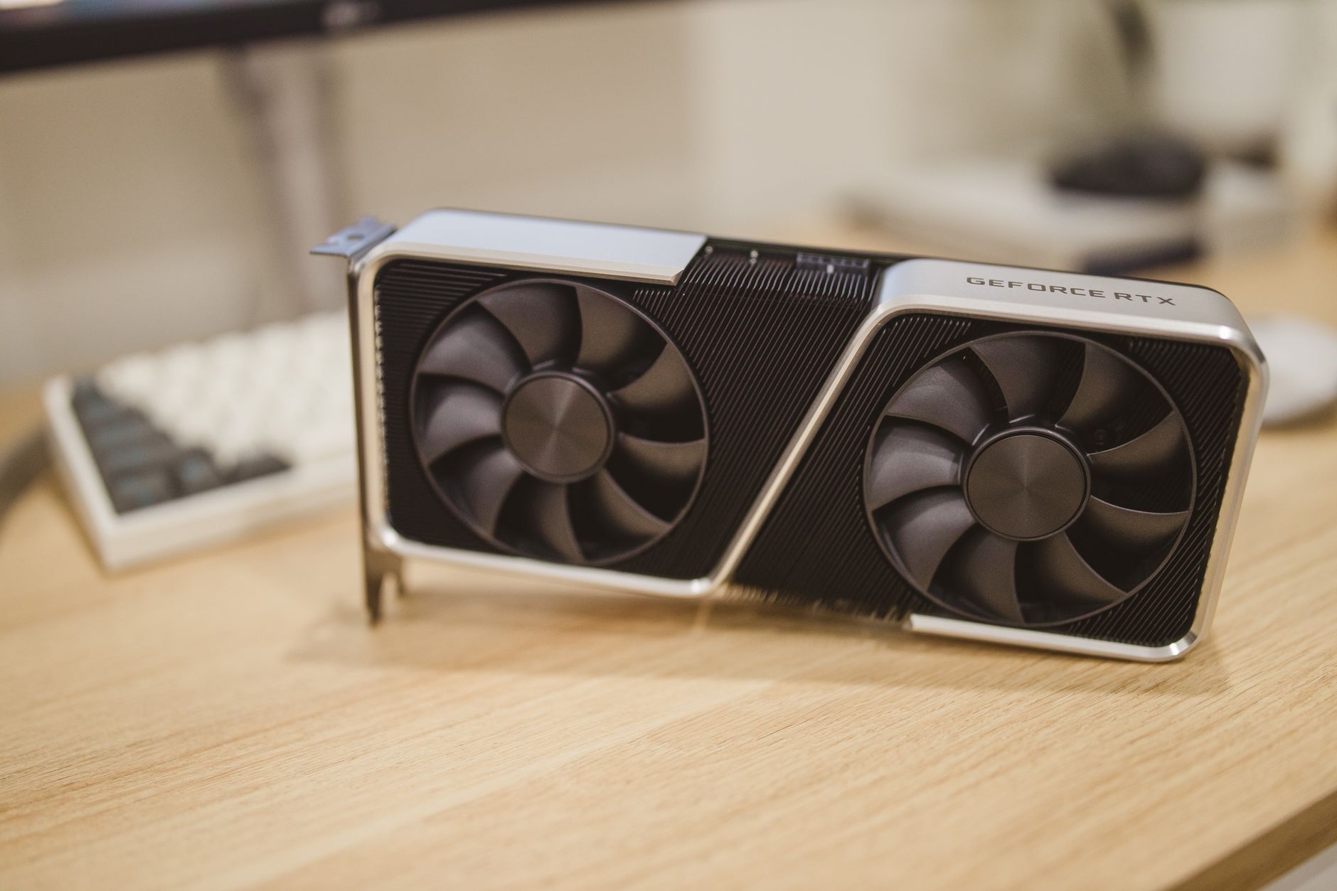 Zbliżenie karty graficznej NVIDIA GeForce RTX leżącej na biurku
