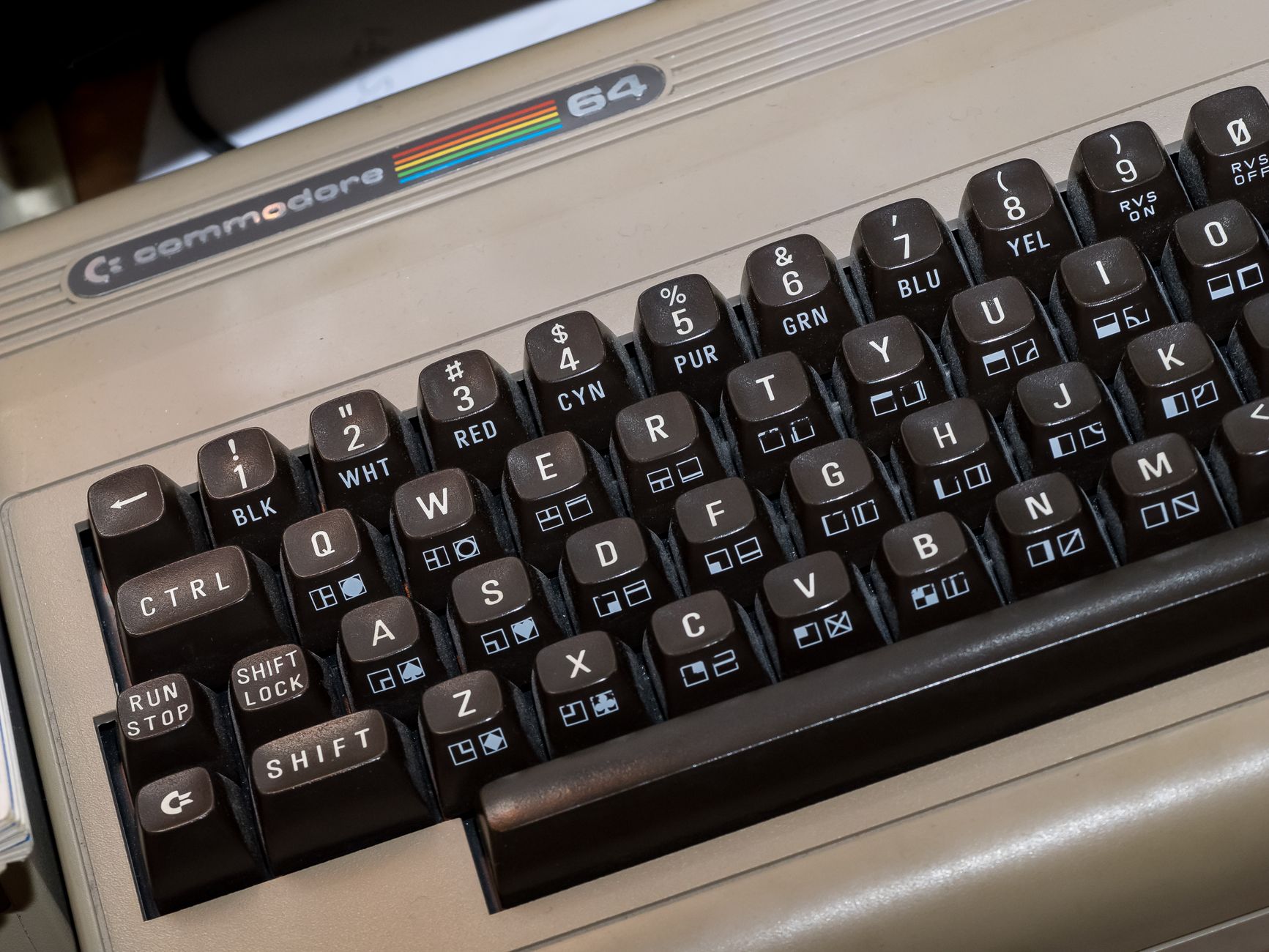 Zbliżenie klawiatury komputera Commodore 64 z widocznymi klawiszami Zbliżenie klawiatury komputera Commodore 64 z widocznymi klawiszami