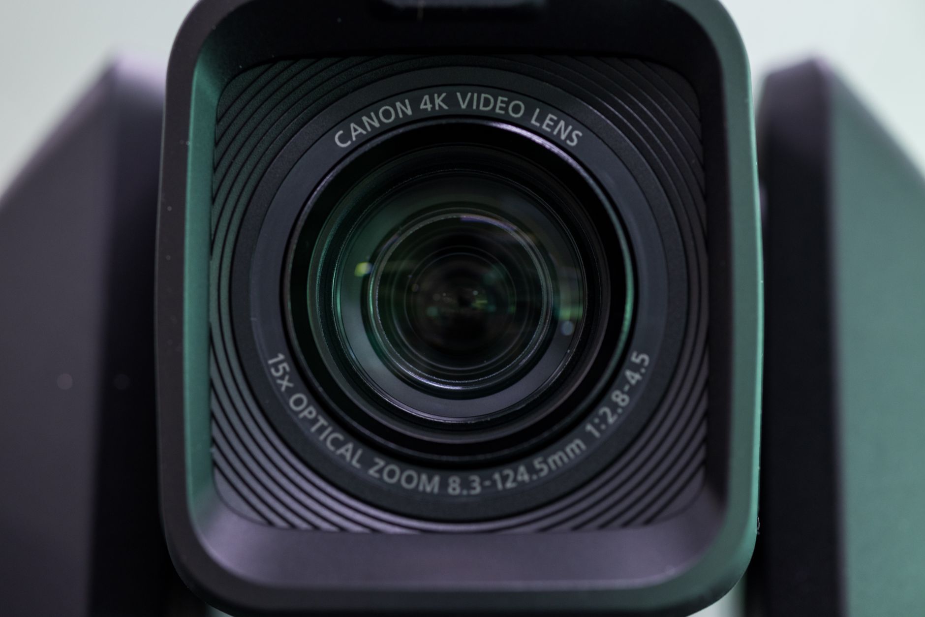 Zbliżenie obiektywu Canon 4K podkreślające zoom optyczny