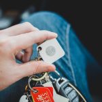 Najlepsze lokalizatory Bluetooth: AirTag, Tile i alternatywy z Androidem w porównaniu Dłoń trzymająca kluczyki samochodowe z brelokami i lokalizatorami Bluetooth