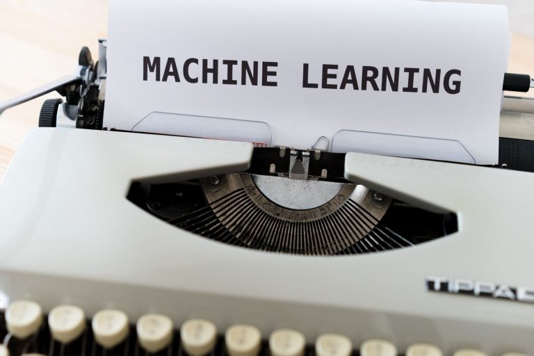 Overfitting w machine learning: jak rozpoznać przeuczenie modelu i je ograniczyć