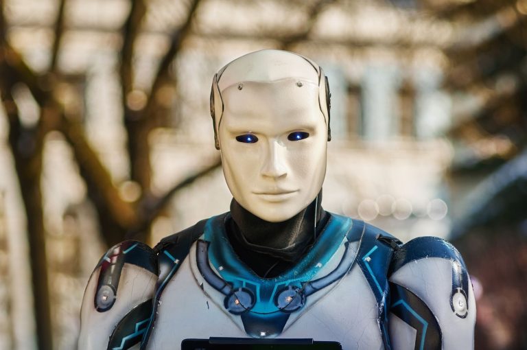 Deepfake w marketingu: kiedy wykorzystanie wizerunku i głosu AI wymaga zgody?