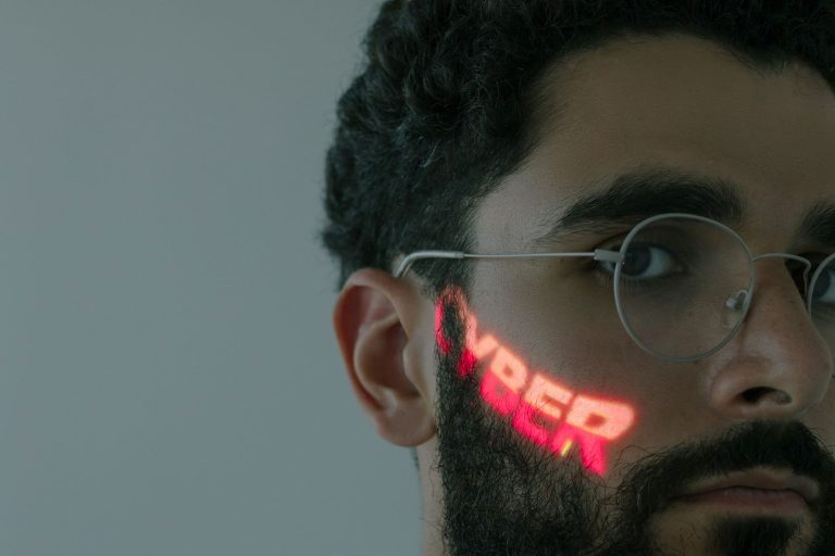 Deepfake w marketingu: kiedy wykorzystanie wizerunku i głosu AI wymaga zgody?