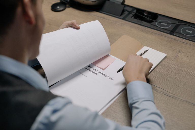 Przeniesienie autorskich praw majątkowych vs licencja na oprogramowanie – co wybrać w umowie IT?